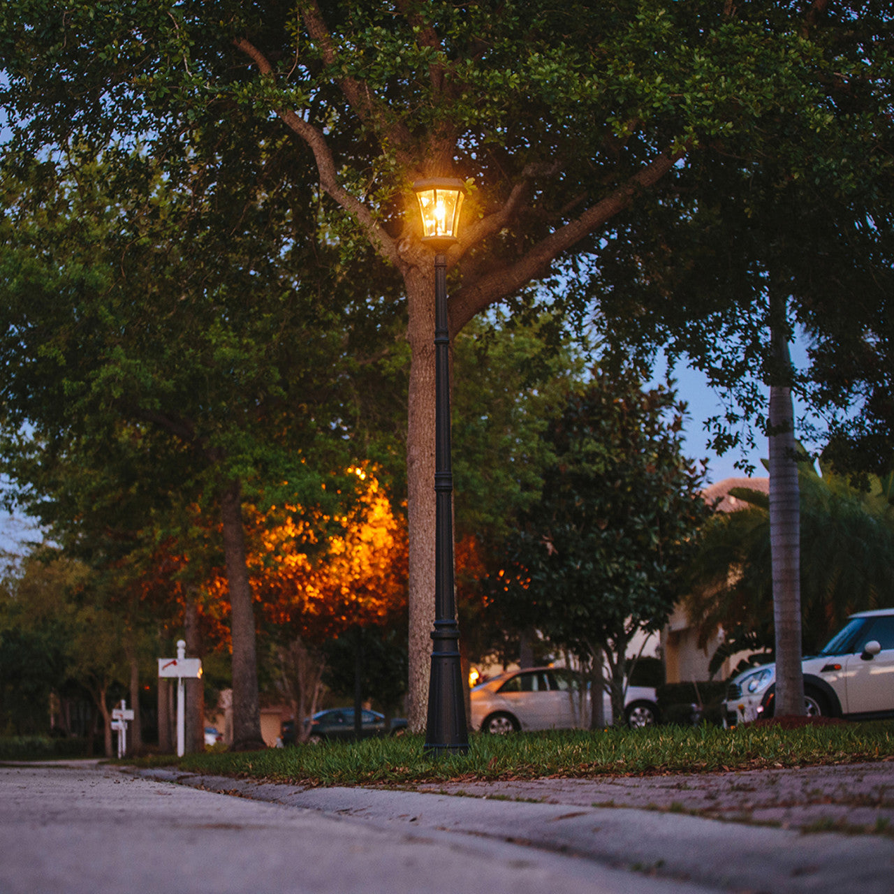 Solar LED Victorian Lantern Light - Gama Sonic